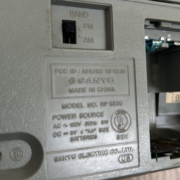Sanyo Model RP 5230 AM/FM Portable Radio, Vintage 80’s - Picture 7 of 16